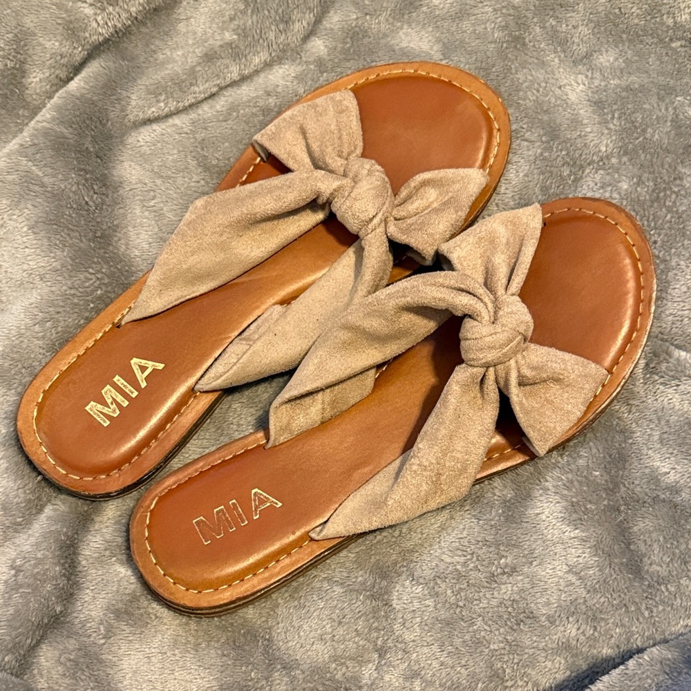 🖤 MIA Faux Suede Sandals